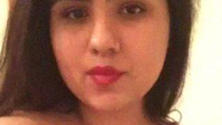 Sexy Pakistani News Anchor Babe Leaks Pissing Selfie