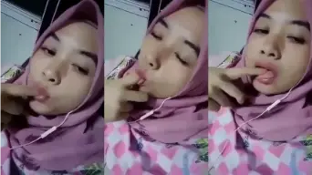 Ukhtie Sange Menggigit Jari Dengan Nafsu