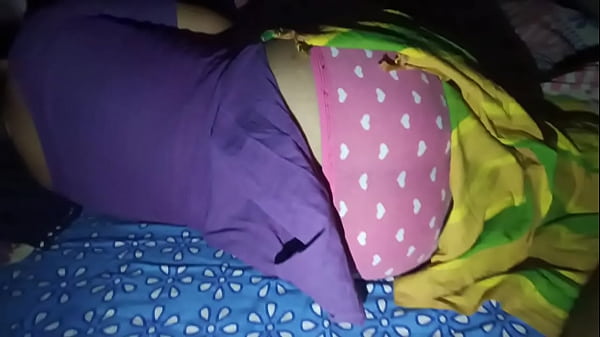Desi Bhabi’s Curves Overflow In Tight Salwar