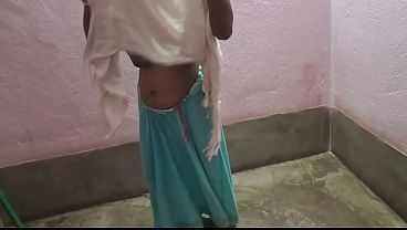 Desi Ki Nayi Super Sexy Babe, Apna Lamba Kela Chusne Wali Raand