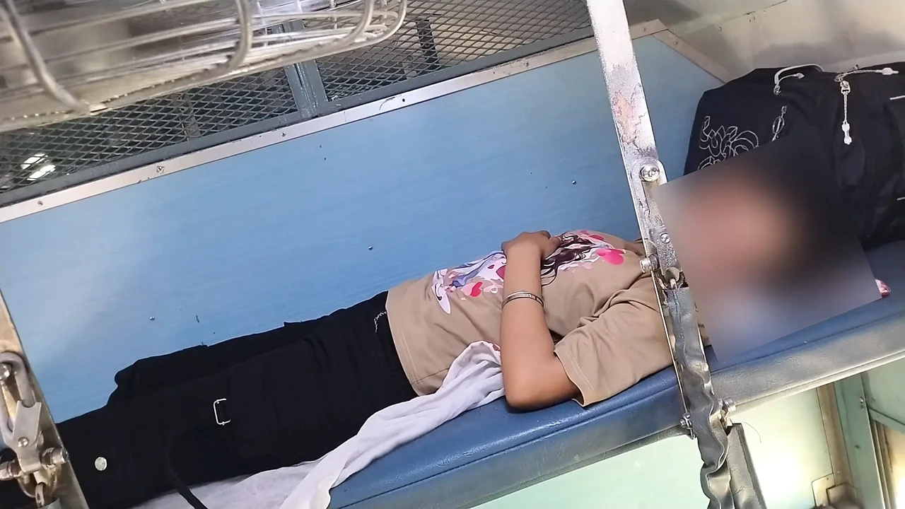 Showing A Girl Her Thick Cock In The Train And Then Having Sex In The Oyo Room, Random Girl Fucked In The Oyo Room Hindi Audio, Train, Xxx, Porn, Mms, Sex