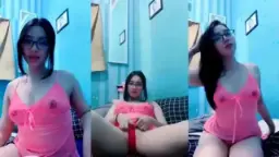 Lea Buka Lebar, Memamerkan Memek Coklat Mungil Yang Bikin Ngiler Banget