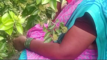 Indian Bhabhi Gets Fucked In The Village Fields