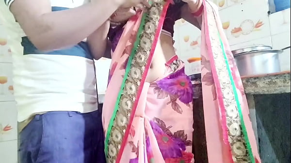 देसी भाभी बर्तन धोते हुए, तभी देवर ने आकर कहा—भाभी, तुम्हारी चूत चाहिए, दोगी क्या? हिंदी ऑडियो में सुनो।
