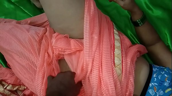 देसी सविता को जोरदार चुदाई करते हुए