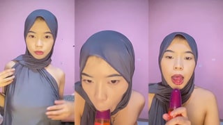 Acel Celva Hijab Hitam Lagi Nikmatin Botol, Bibir Merah Basah Nggak Berhenti Isep.