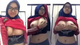 Video Jilbab Bugil Berkacamata Remas Toket Montok