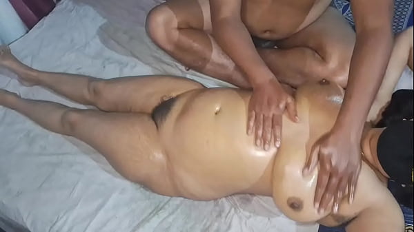 Desi Indian Bhabhi Gets Naked For A Full Body Oil Massage