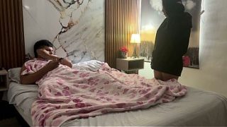 Meto Mi Verga Bien Duro En El Coño Caliente De Mi Hermanastra Latina Cachonda, A Cambio De Que Ella Pueda Dormir En Mi Cuarto De Hotel