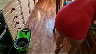 Mrmssexycouple – Bending Over My Stepmom While She Scrubs The Kitchen Floor