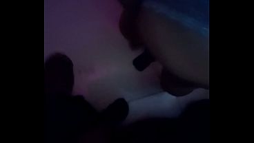 Madre Soltera De 31, Se Tambalea Entre Miradas, Hasta Que Su Amiga Borracha Termina Desatando La Noche