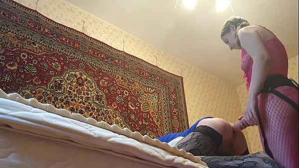 Girl Gets Railed By A Guy With A Strap-on In A Raw Homemade Fuck Session