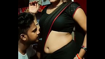 Desi Bhabhi Ki Saree Mein Navel Ka Khel, Garam Romance Ki Raat