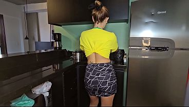 Mãe Da Minha Esposa Me Provoca, Deixa A Calcinha No Balcão E Empina A Bunda Gostosa Só Pra Me Tentar (completo No Red)